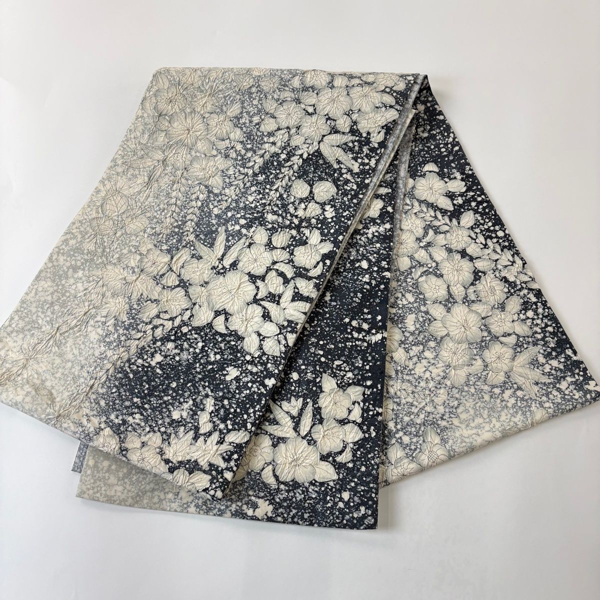 袋帯 秀品 紬地 辻が花 幾何学模様 ぼかし 灰白 お太鼓柄 正絹 【中古