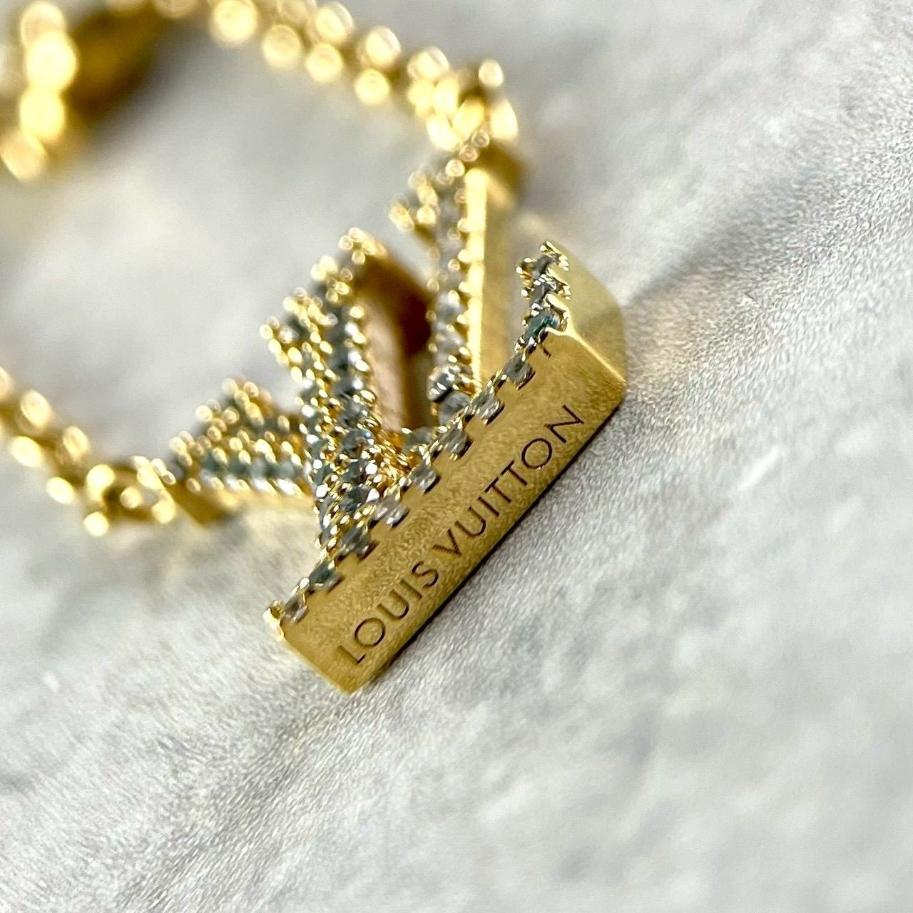 LOUIS VUITTON ルイヴィトン LV ネックレス LV アイコニック ロゴ