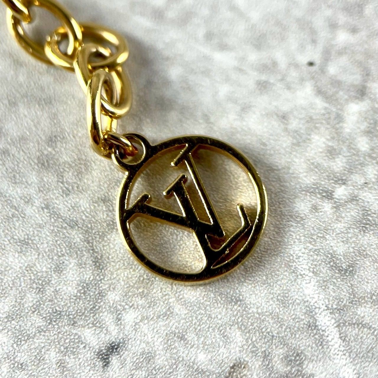 LOUIS VUITTON ルイヴィトン LV ネックレス LV アイコニック ロゴ