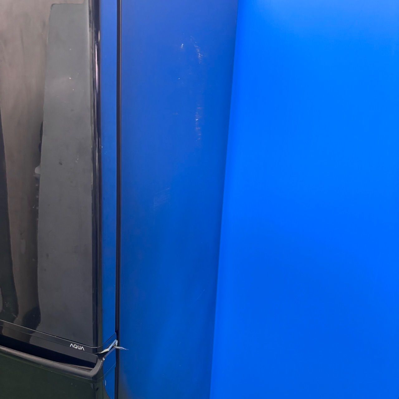 593 AQUA 大型冷蔵庫 ブラックカラー 300L強 小型 家庭用 右開き