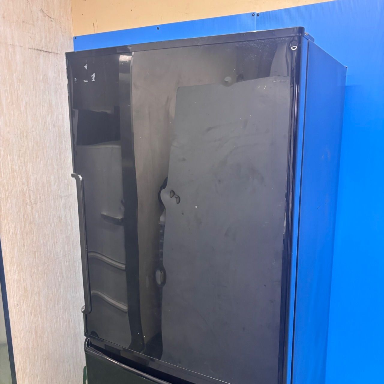 593 AQUA 大型冷蔵庫 ブラックカラー 300L強 小型 家庭用 右開き