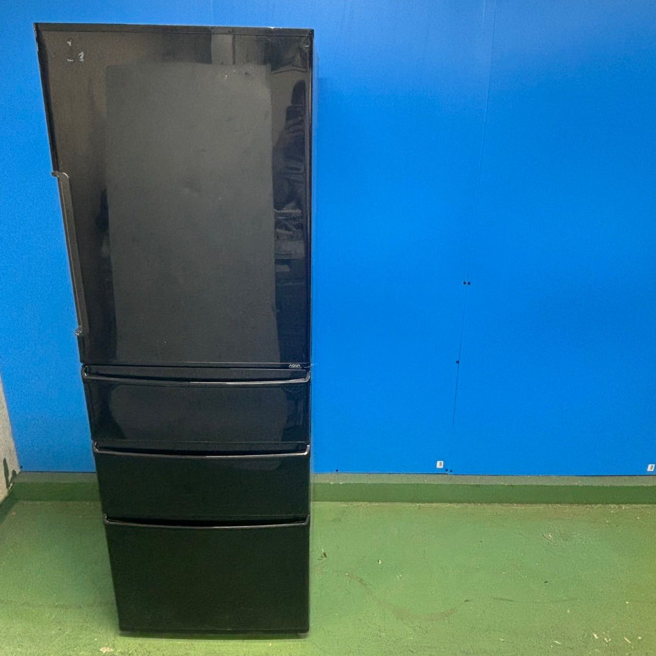 593 AQUA 大型冷蔵庫 ブラックカラー 300L強 小型 家庭用 右開き