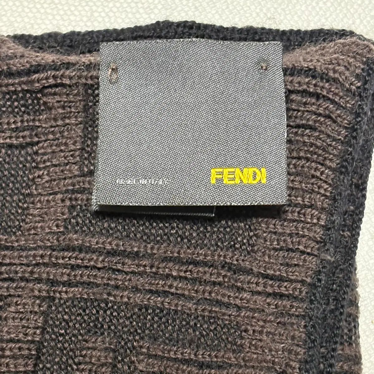 Fendi 100% ウール ズッカパータン ブラウン マフラー - メルカリ