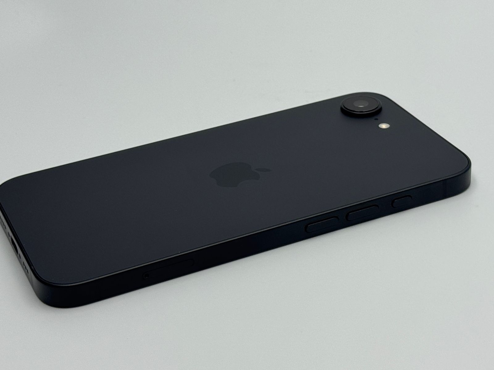 中古A】iPhone 16e 128GB ブラック バッテリー【100%】 【ネットワーク