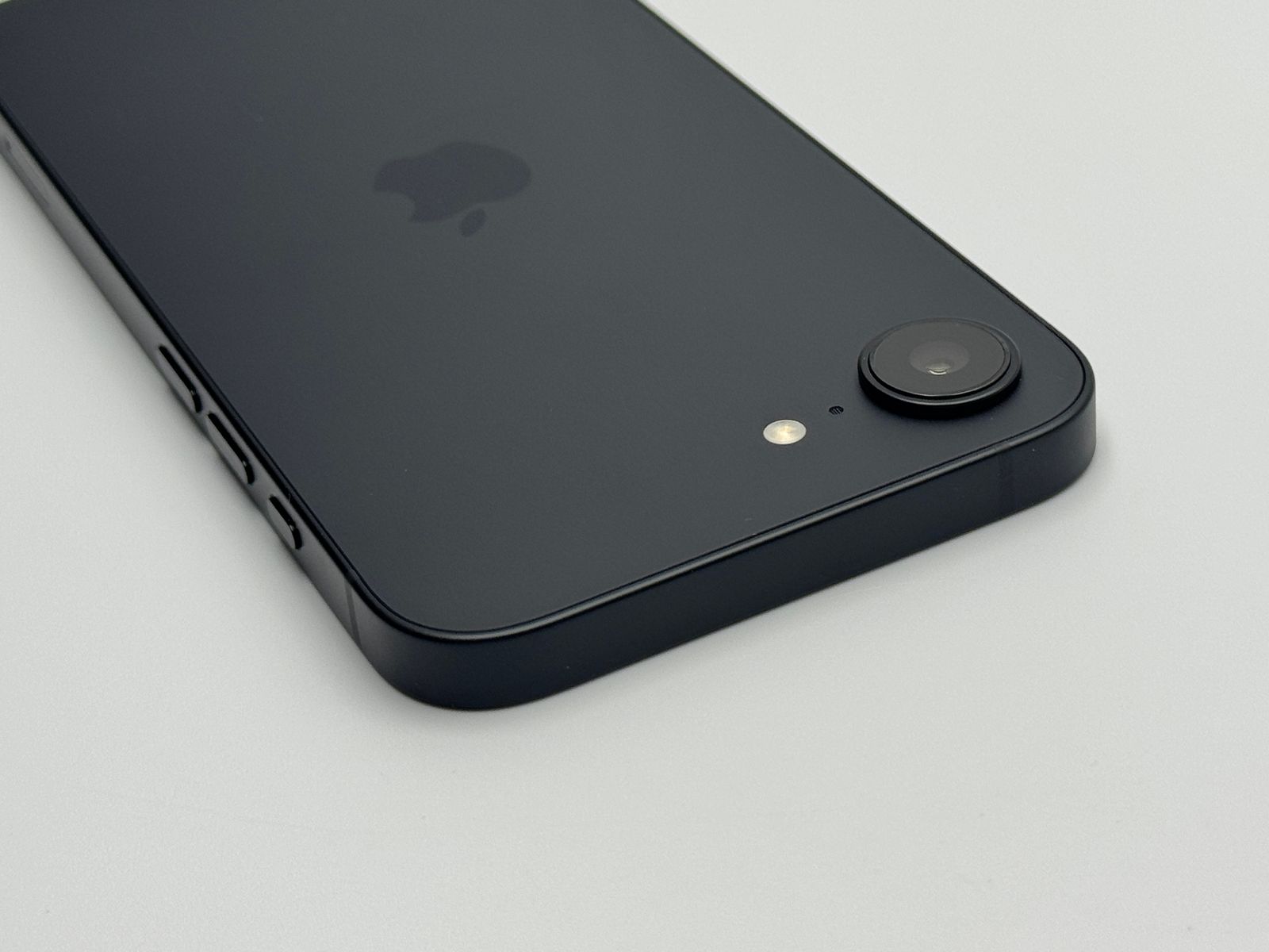 中古A】iPhone 16e 128GB ブラック バッテリー【100%】 【ネットワーク