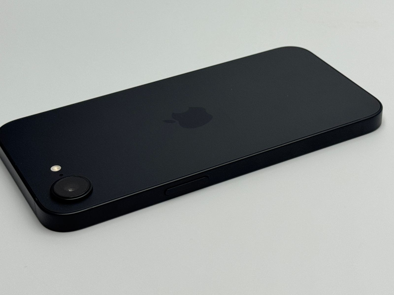 中古A】iPhone 16e 128GB ブラック バッテリー【100%】 【ネットワーク