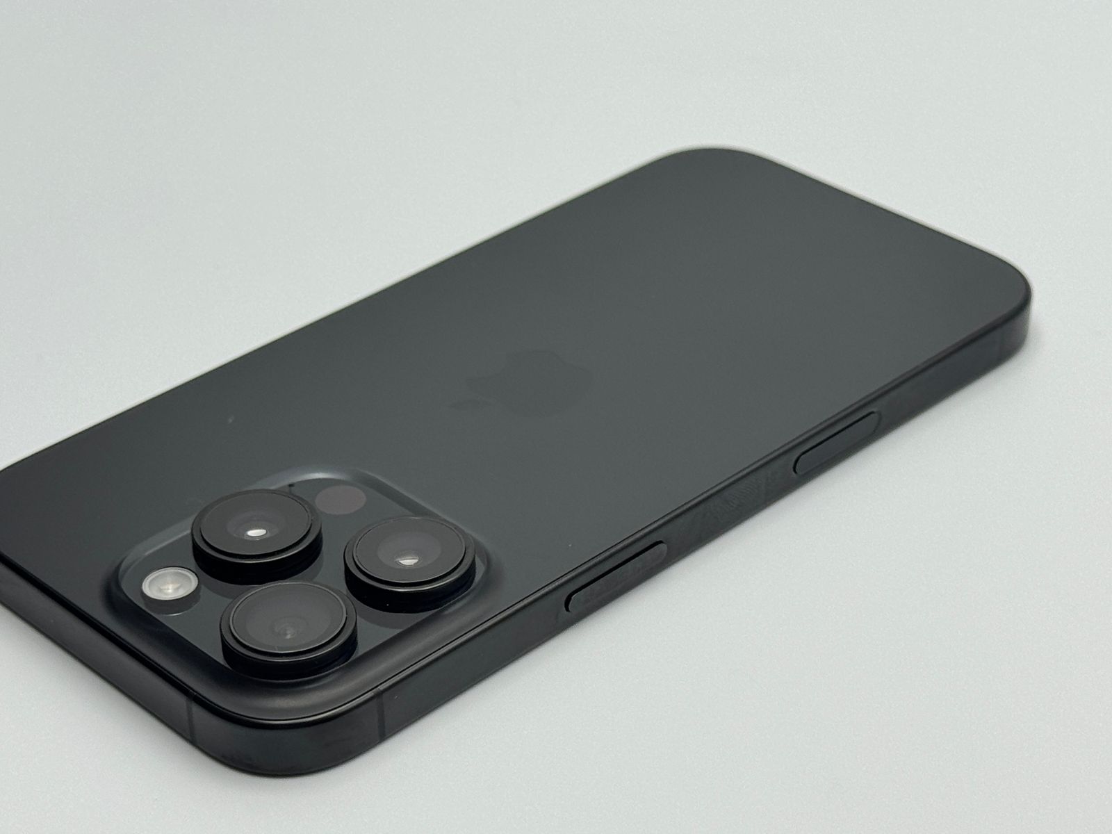 新品 【中古B】iPhone 16 Pro 128GB ブラックチタニウム バッテリー 