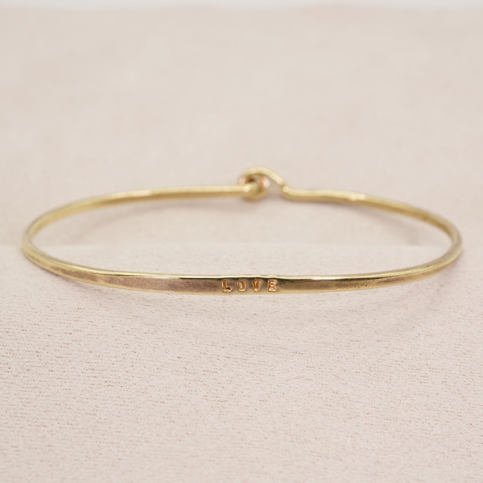 セルジュトラヴァル フック バングル LOVE ゴールド/25-2465 - メルカリ
