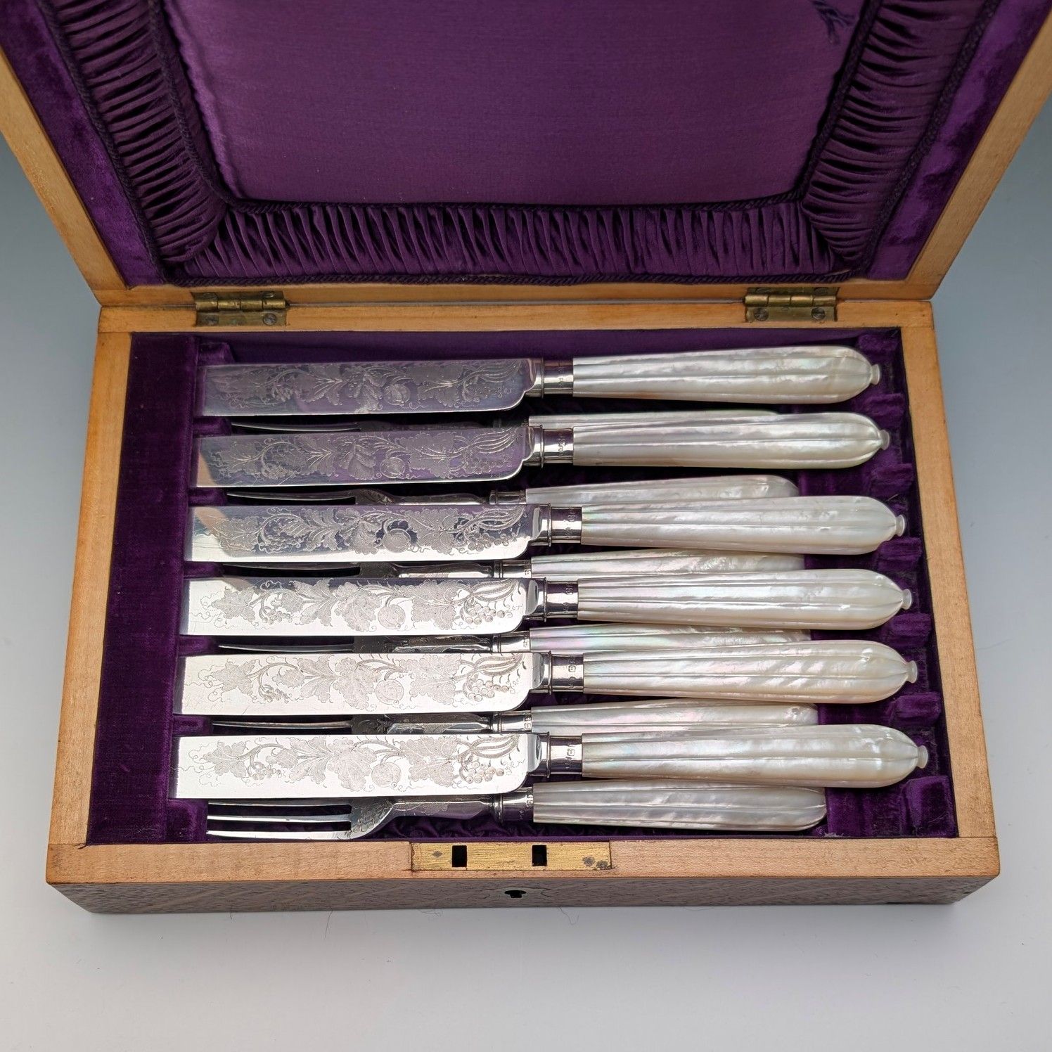 ビンテージ白い蝶の形カトラリーケース 英国アンティーク 白蝶貝ハンドル 純銀装飾 カトラリー6ペア Thomas