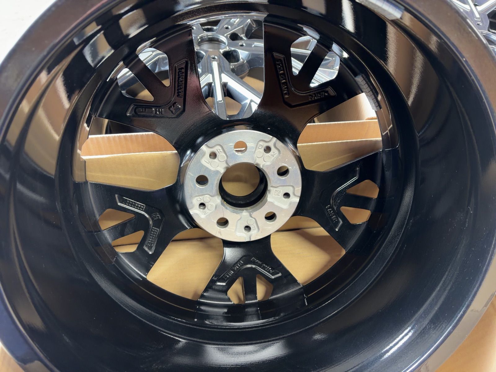 専用【新車外し】 F70 純正 18インチ ホイール＋タイヤ4本 BMW F70 1シリーズ 純正品 Mスポーツ 新車外し 18インチ 4本 - メルカリ