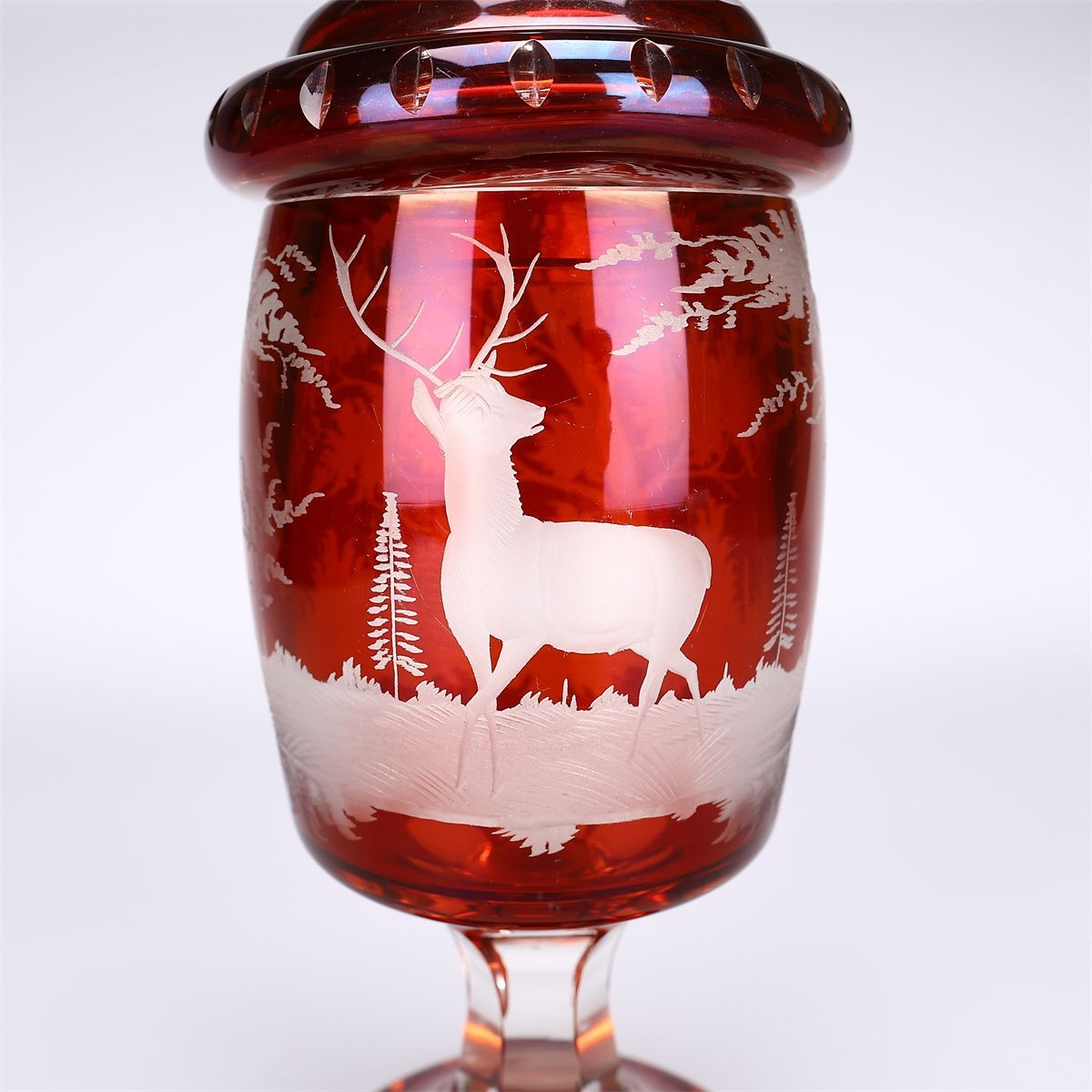 BOHEMIA 【ボヘミア】 クリスタルガラス 赤被せ山水紋彫刻 蓋付花瓶 杯