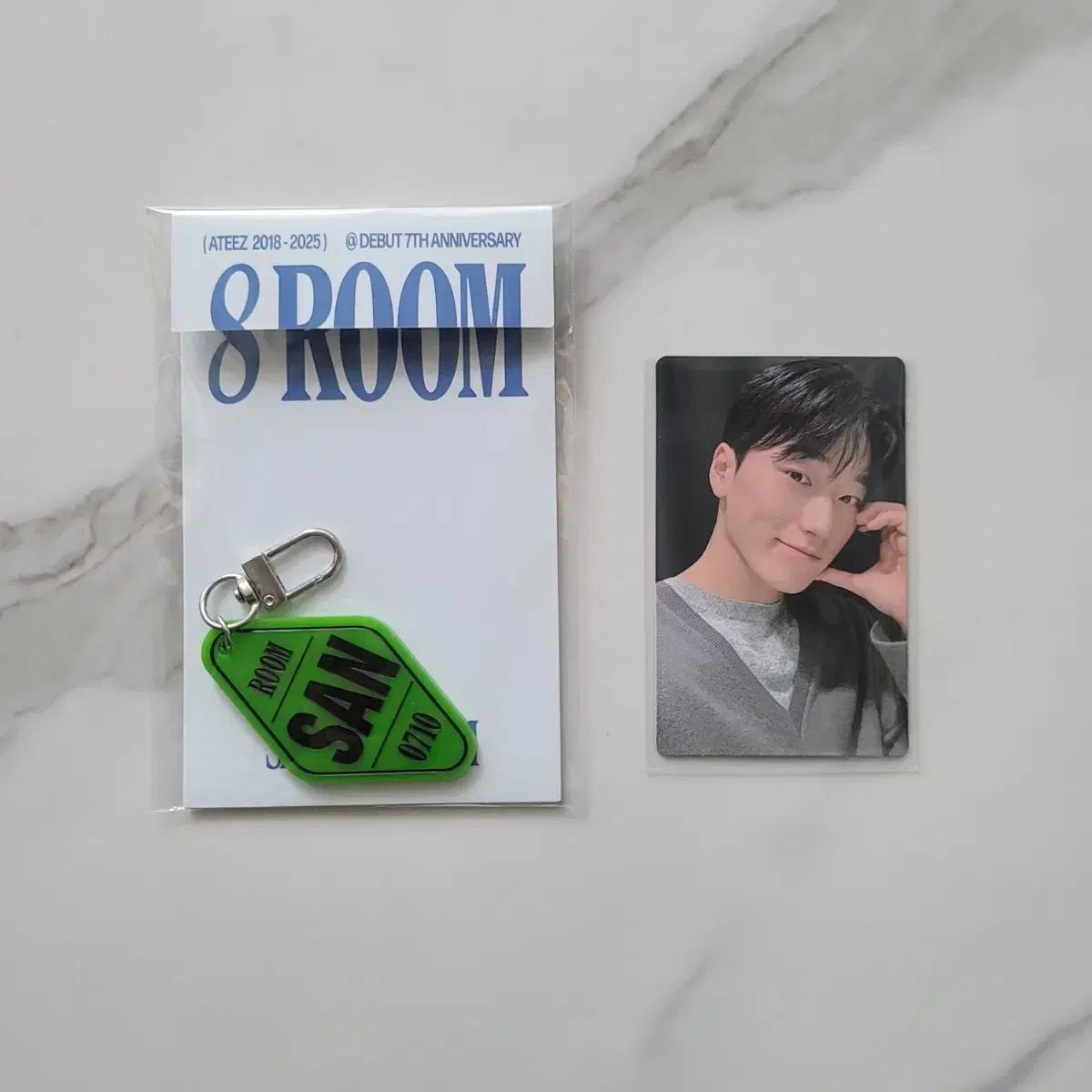 ATEEZ 8ROOM サン トレカ キーリング トレカ〇 ATEEZ（エイティーズ・アチズ） Eight room キーホルダー