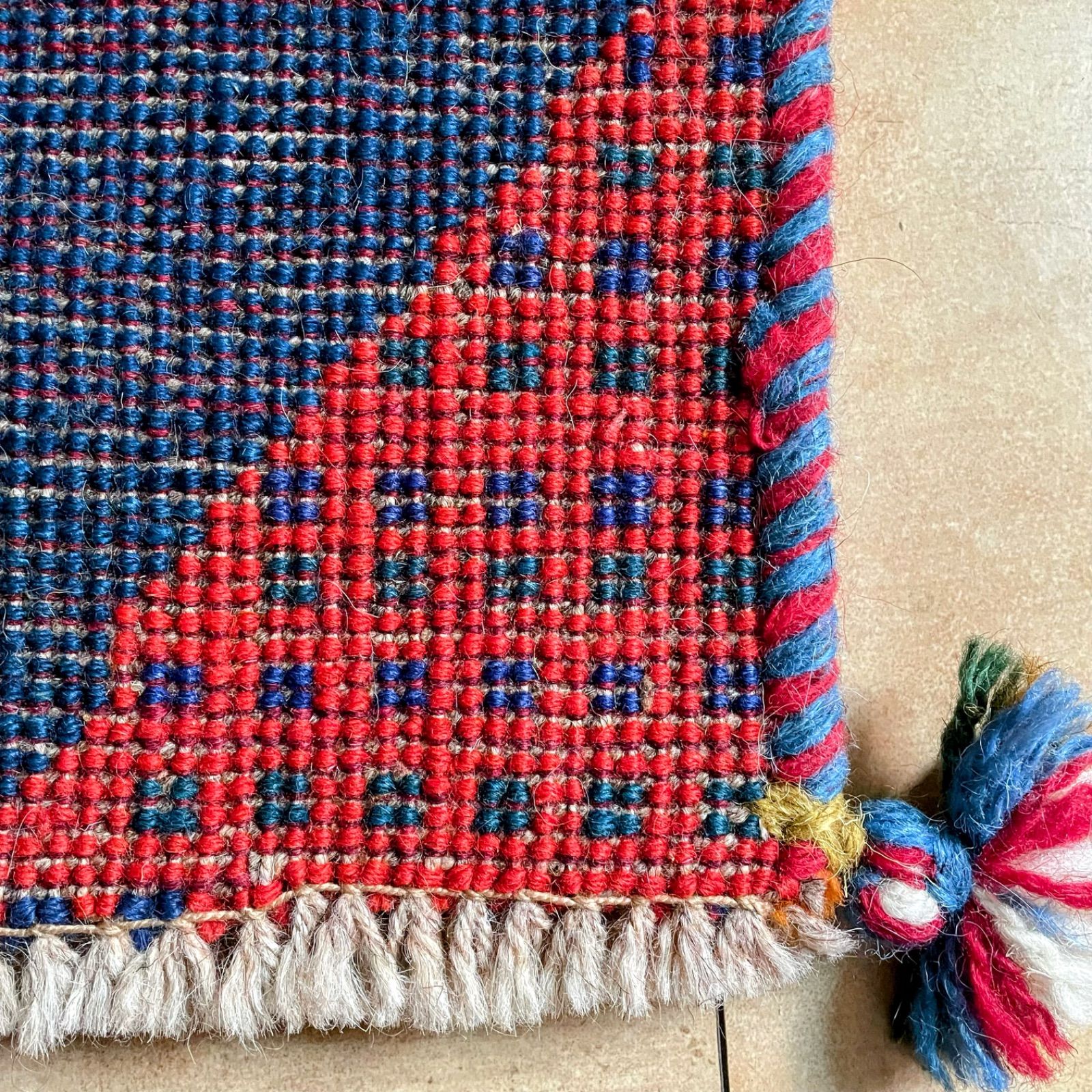 ペルシャ 本物 手織り ギャッベ 座布団 サイズ39×40cm(Lolbaft) ギャッベ座布団 サイズ 40/40cm「椅子に、小さな物語を。」ギャッベ