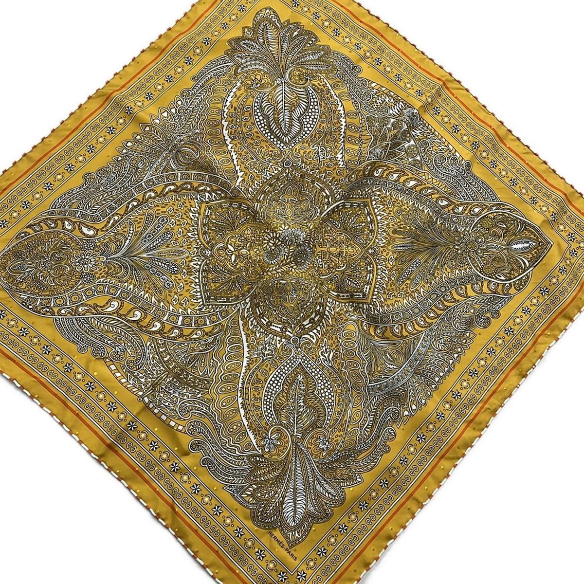 Hermès マハラニの庭 新品•未使用 HERMES(エルメス) スカーフ新品同様 カレ55 イエロー×白 マハラニの庭