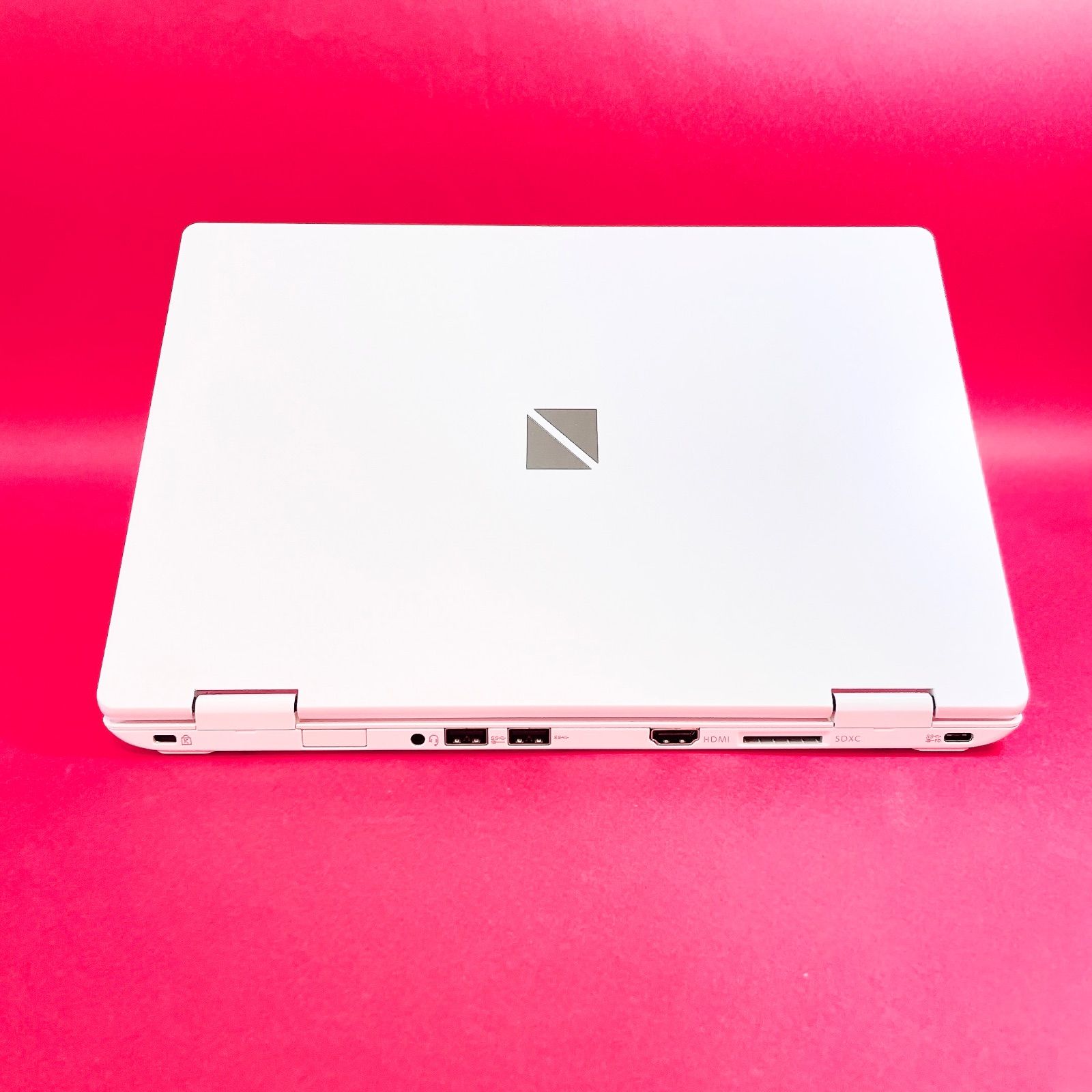 バッテリー良好❣️小型軽量！おしゃれホワイト✨️薄型ノートパソコン