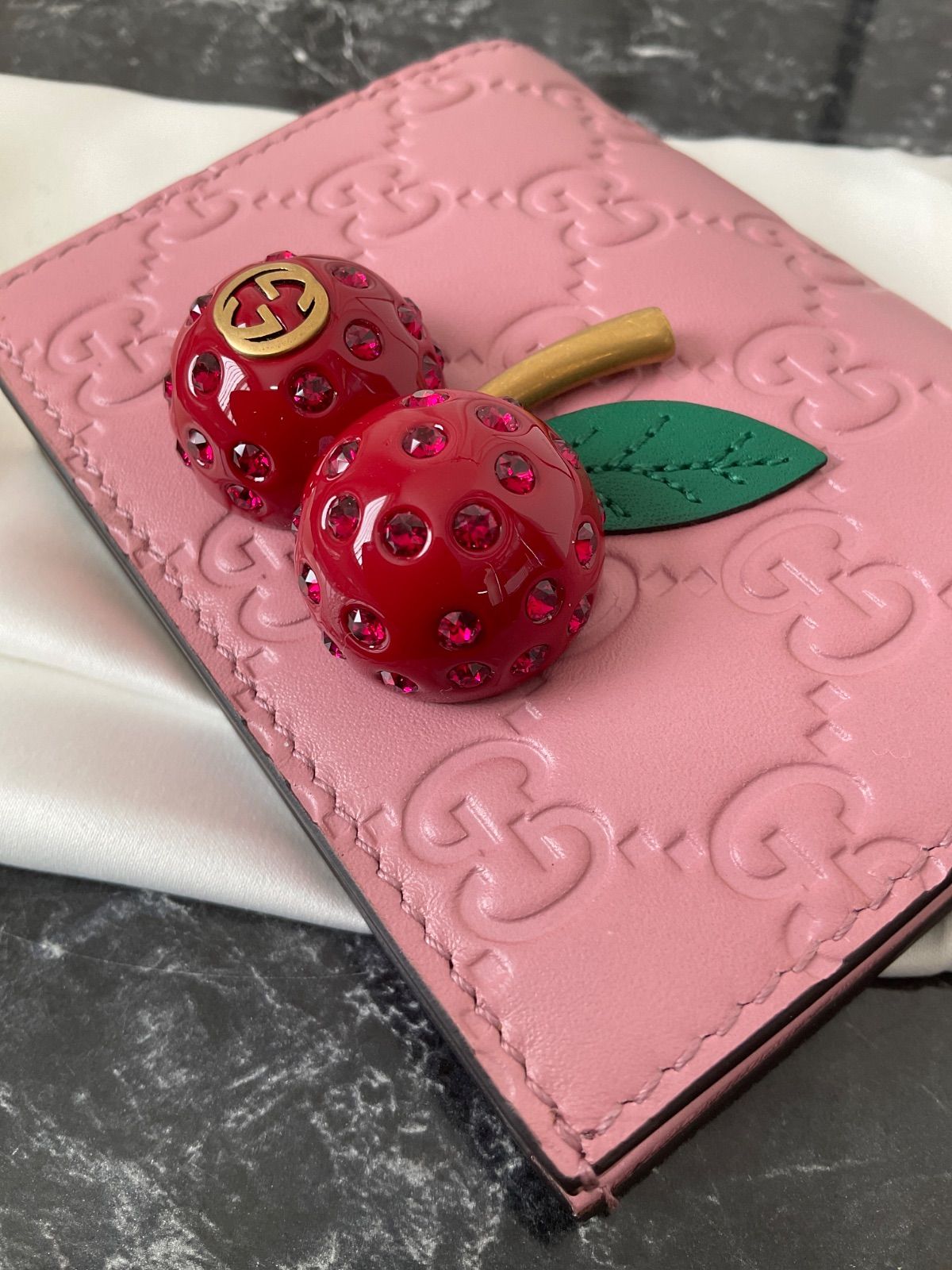 美品】GUCCI グッチ 折り財布 さくらんぼ GG柄 シマレザー ピンク