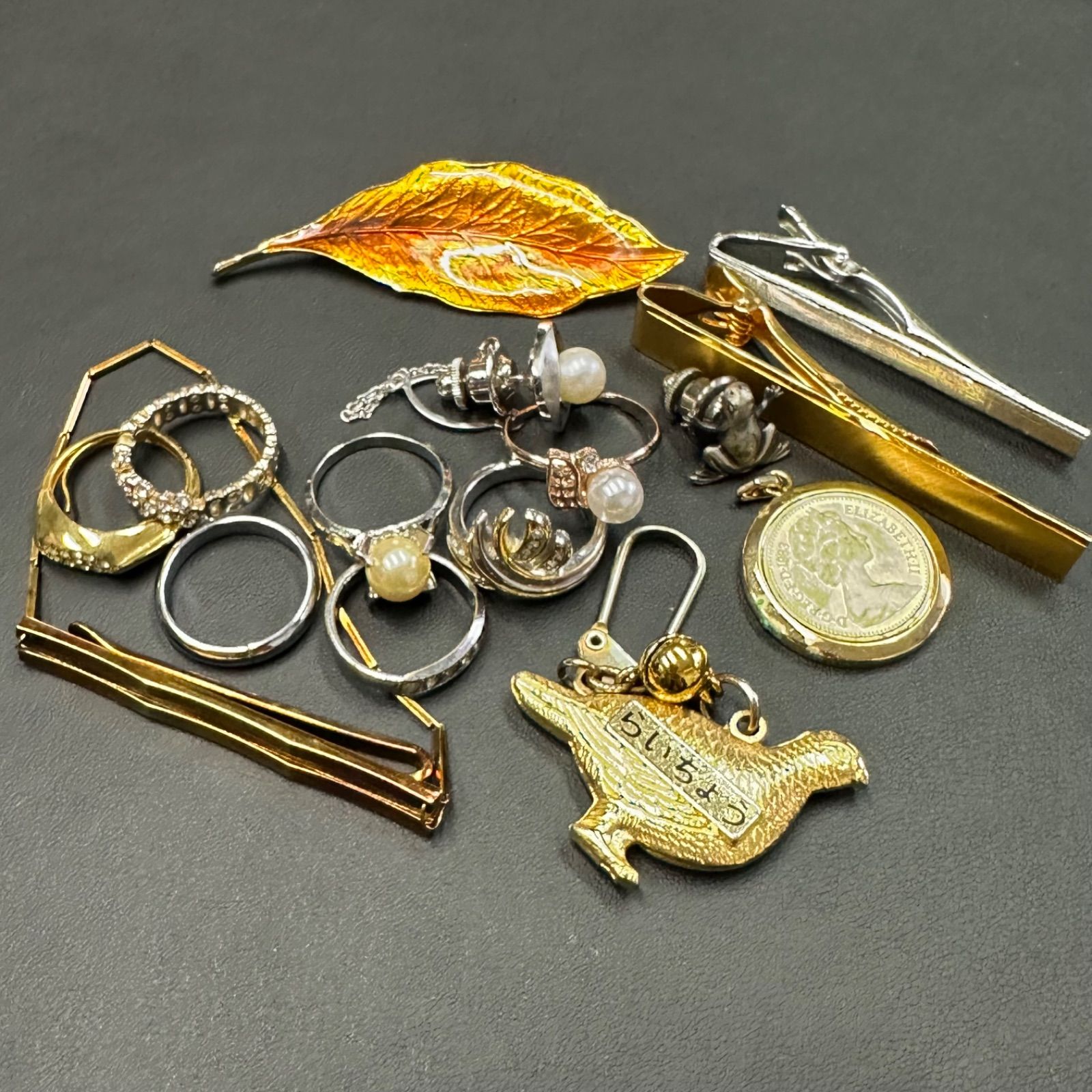 アクセサリーまとめ売り指輪／ネックレス／帯留／ブローチ風 小物などいろいろセット アクセサリーまとめ売り指輪／ネックレス／帯留／ブローチ風 小物など