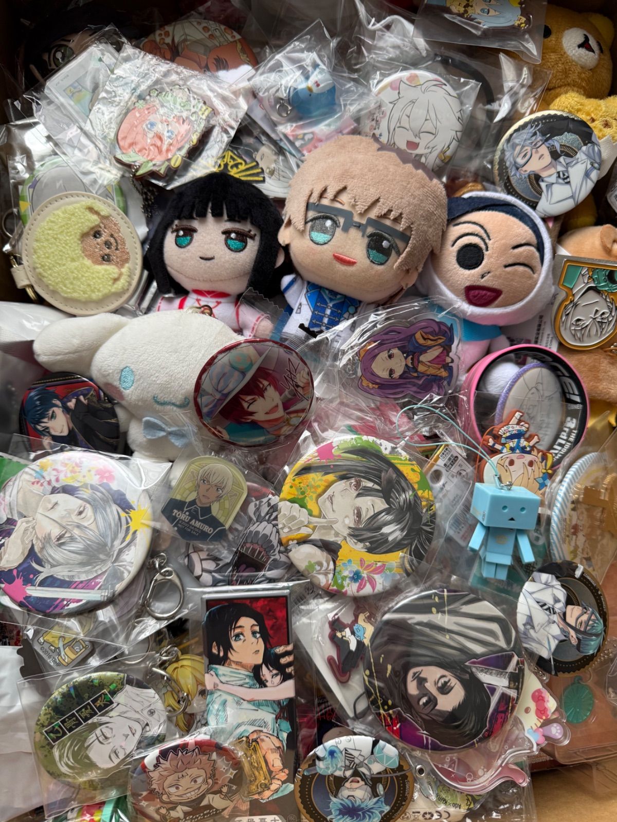 アニメグッズ　缶バッジ　アクリルグッズ　ぬいぐるみなど　490点以上　紙類なし 大特価！ アニメグッズ等 缶バッジ キーホルダー クリアファイル