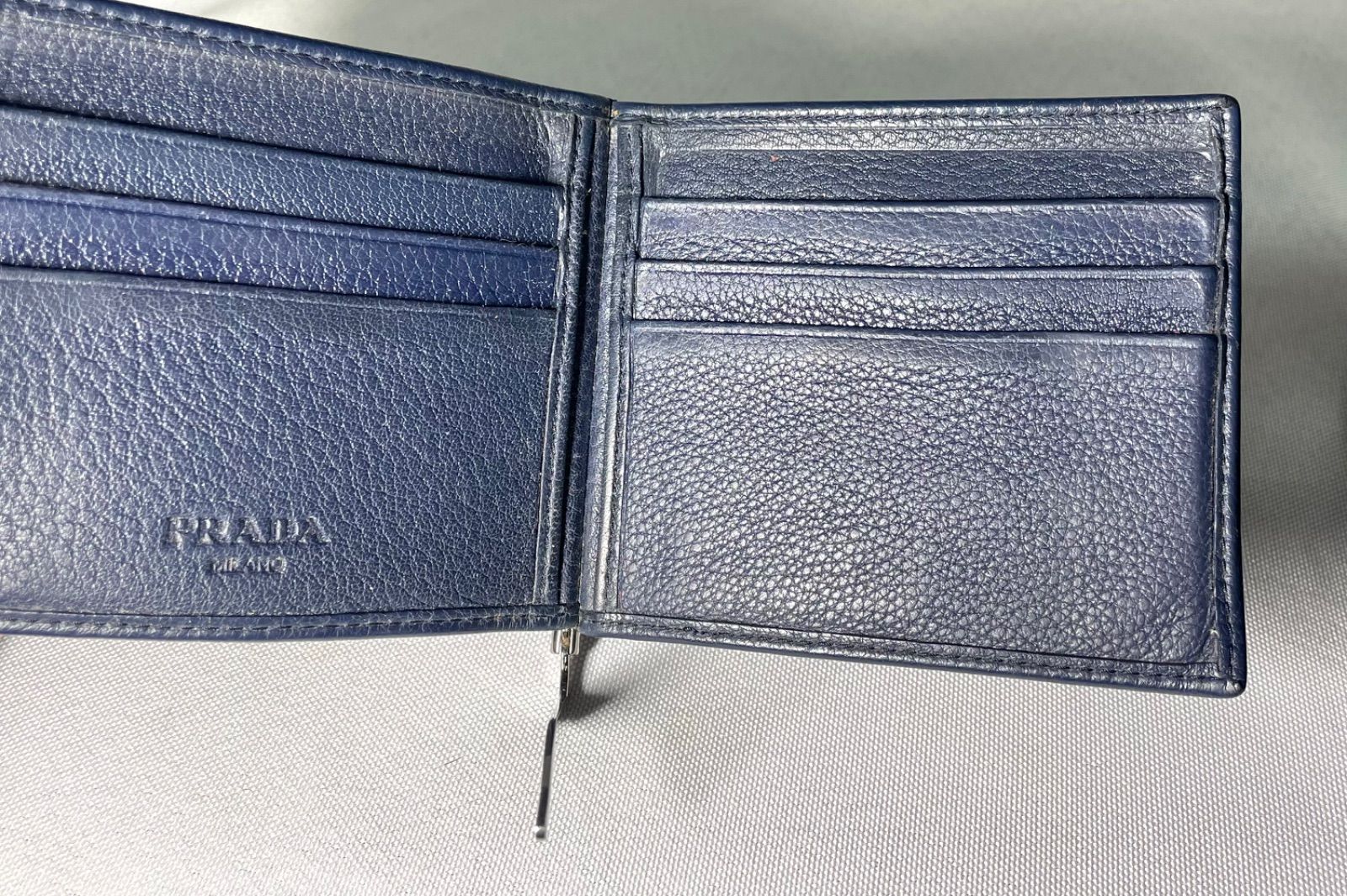 PRADA プラダ ブランドロゴ レザーマネークリップ ネイビー＆シルバー