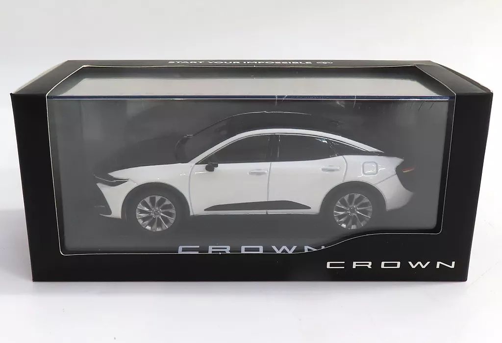 ミニカー 1 30 トヨタ クラウン クロスオーバー ブラック プレシャスホワイトパール カラーサンプル用ディスプレイモデル 2 XW