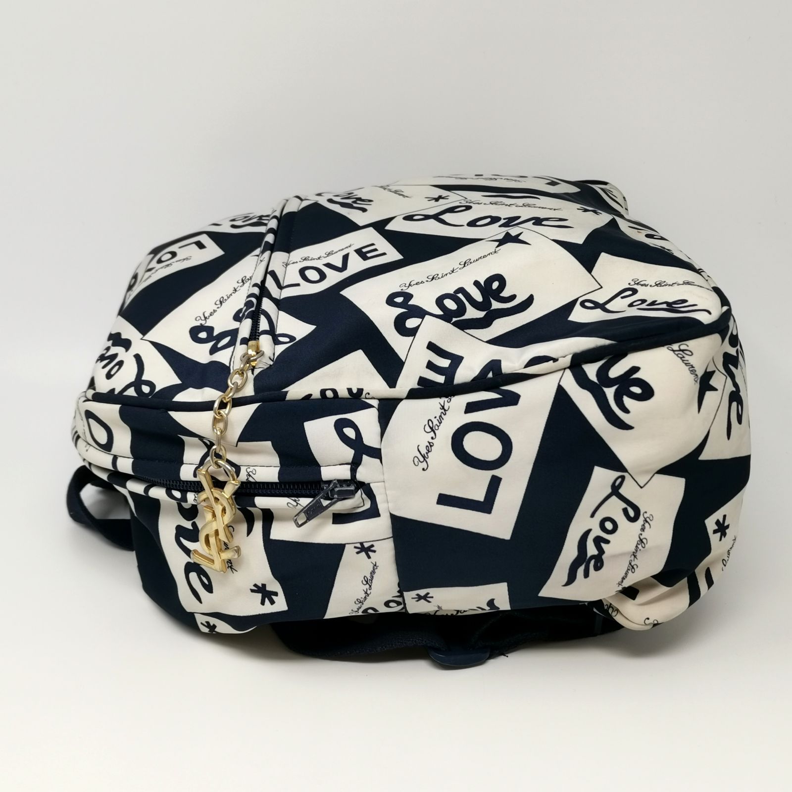 美品■イヴサンローラン　リュック　YSL　総柄　エンボス　チャーム　レザー　濃紺 美品□イヴサンローラン リュック YSL 総柄 エンボス チャーム レザー