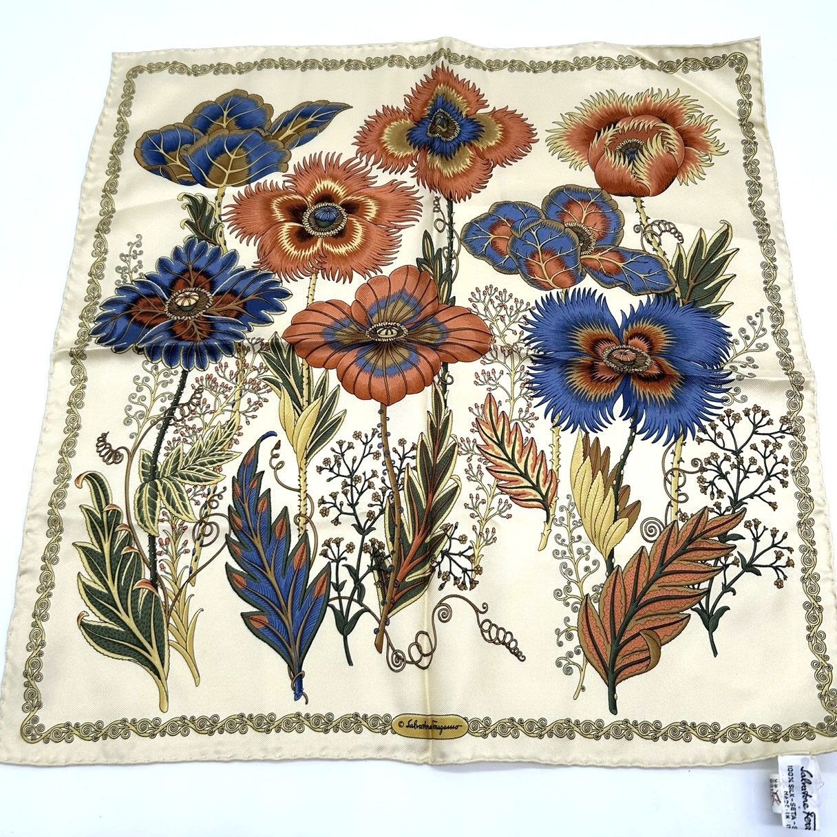 Salvatore Ferragamo フェラガモ ハンカチ 花柄 フローラル ベージュ系