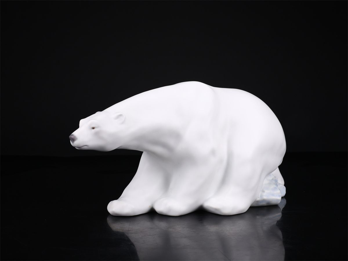 LLADRO 【リヤドロ】 色絵磁器 白熊 置物 高16.5㎝ 身長33㎝／美品