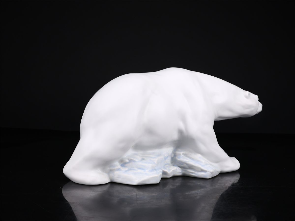 LLADRO 【リヤドロ】 色絵磁器 白熊 置物 高16.5㎝ 身長33㎝／美品