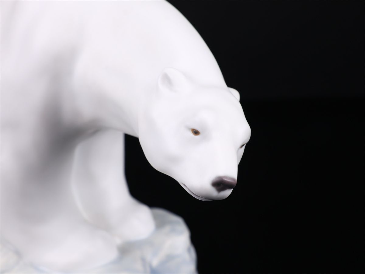 LLADRO 【リヤドロ】 色絵磁器 白熊 置物 高21㎝ 身長25㎝／美品