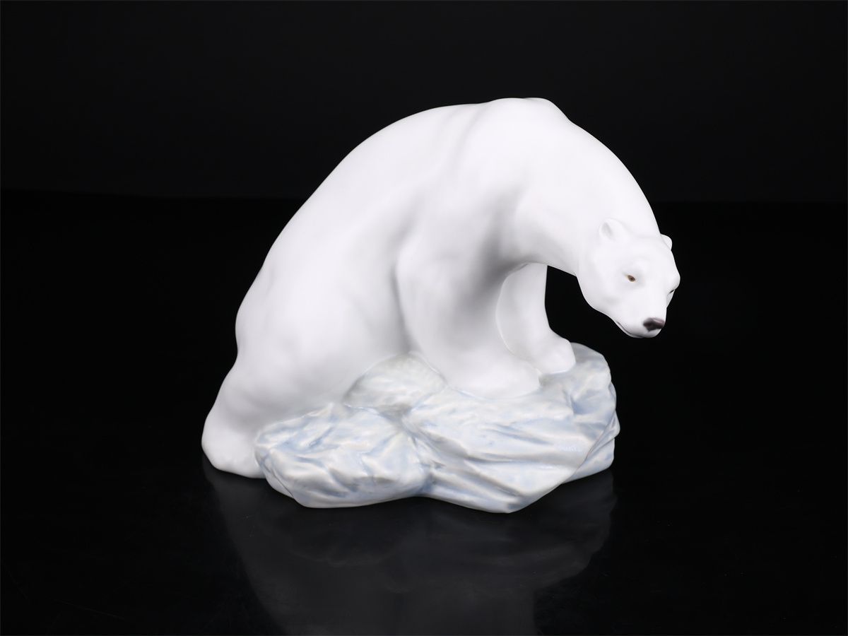 LLADRO 【リヤドロ】 色絵磁器 白熊 置物 高21㎝ 身長25㎝／美品
