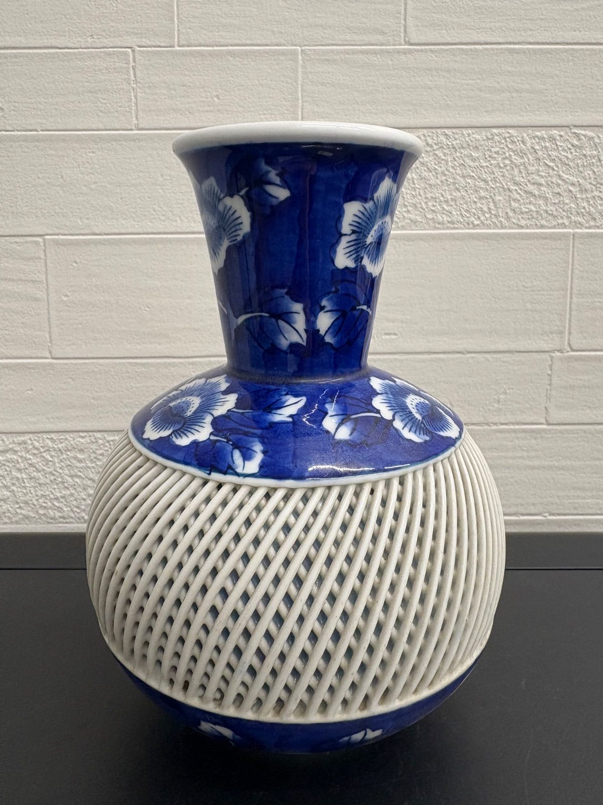 アンティーク 有田焼の琴峰窯による透かし網目細工の青白磁花瓶 - メルカリ