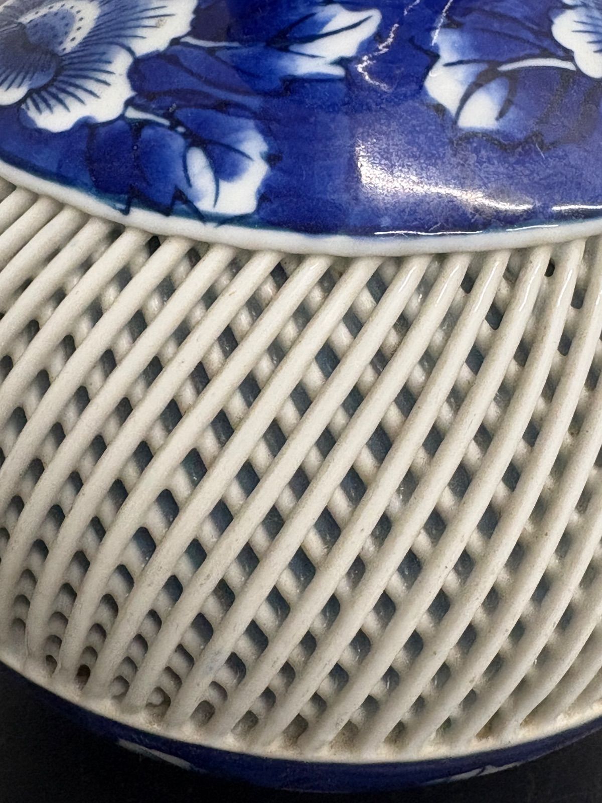 アンティーク 有田焼の琴峰窯による透かし網目細工の青白磁花瓶 - メルカリ