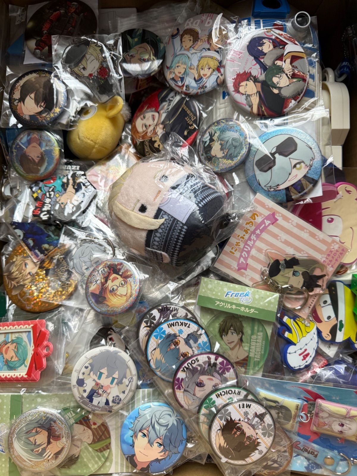 大特価！ アニメグッズ等 缶バッジ キーホルダー クリアファイル