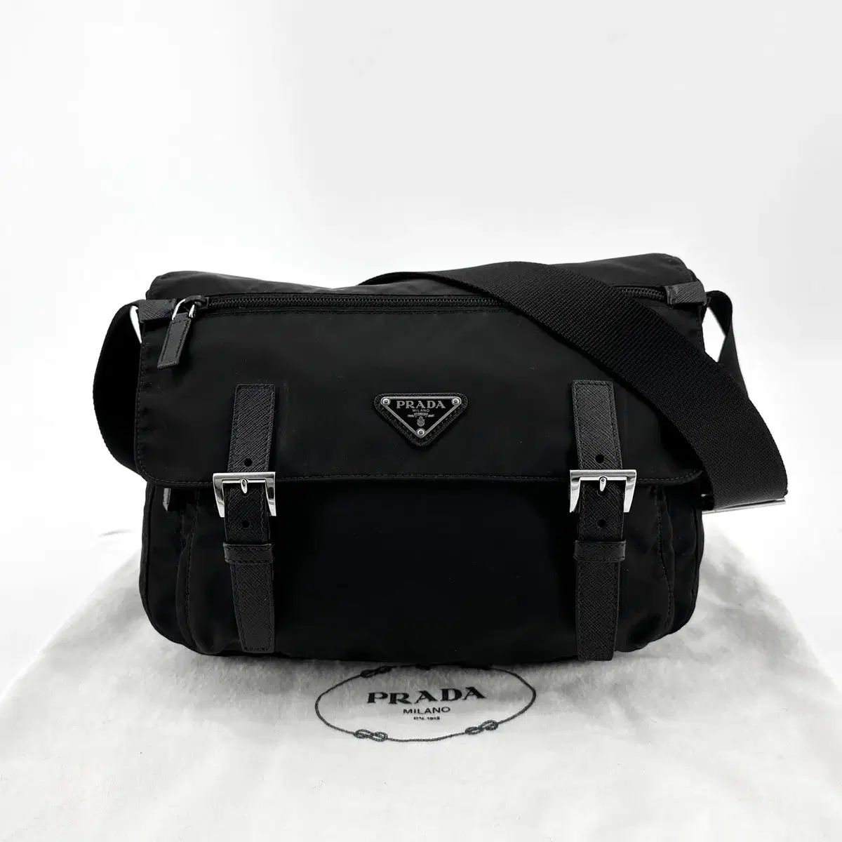 プラダ　メッセンジャーバッグ　クロスボディ　三角ロゴ　ナイロン　ブラック プラダメッセンジャーバッグ三角ロゴクロスボディナイロンレザーブラック