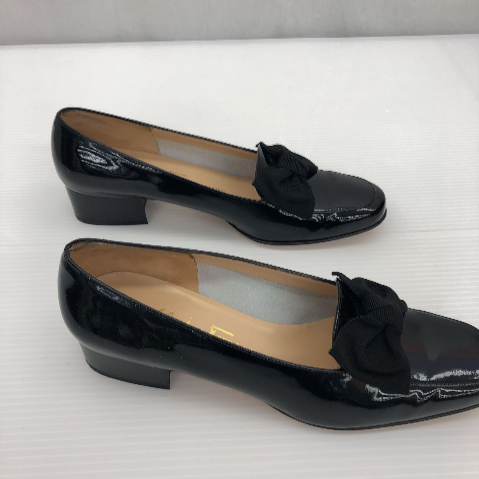 美品☆フェラガモ☆レディース☆パンプス☆エナメル☆ブラック☆サイズ7☆168 FERRAGAMO（フェラガモ） エナメル パンプス リボン レディース