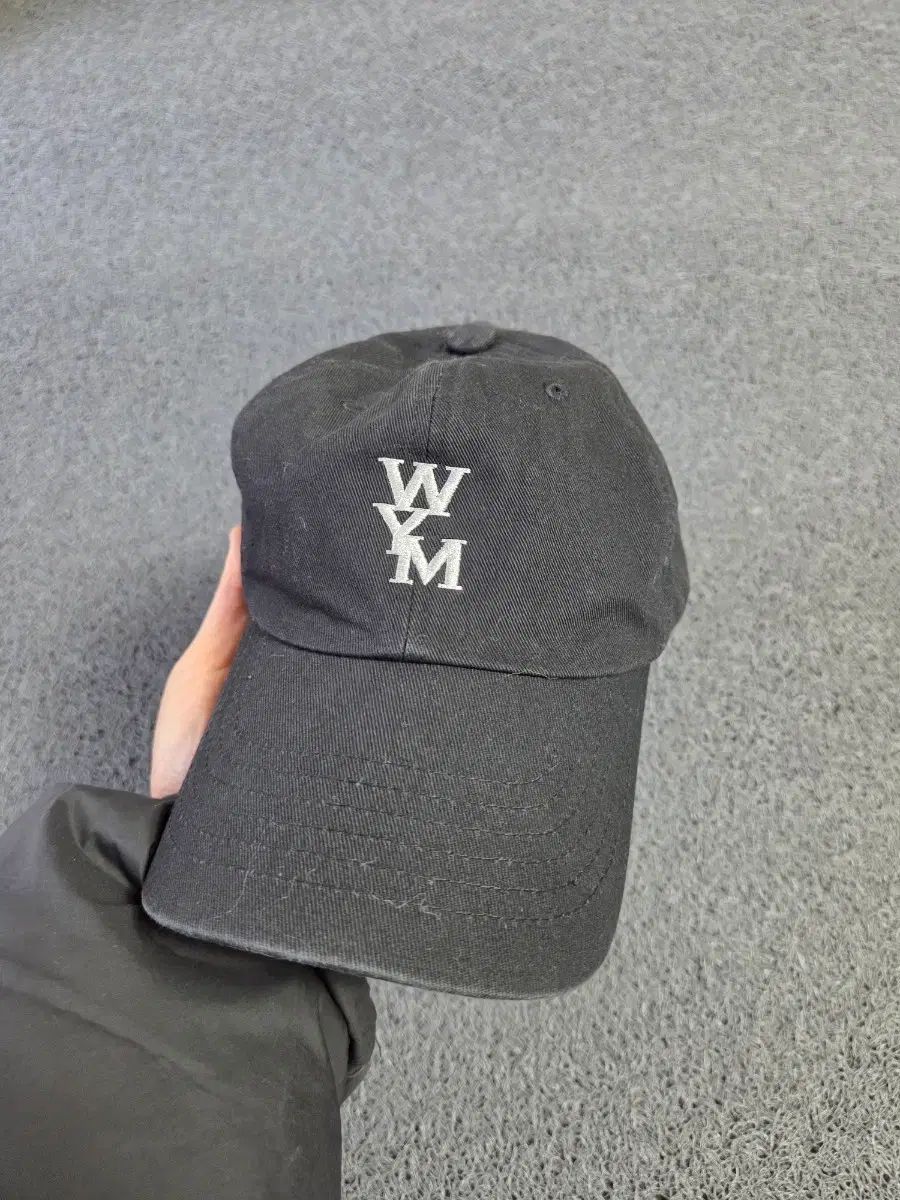 新品同様❗️wooyongmi ウーヨンミ WYM ロゴ ボールキャップ 黒 WOOYOUNGMI(ウーヨンミ) ボールキャップ wym WOOYOUNGMI(ウーヨンミ