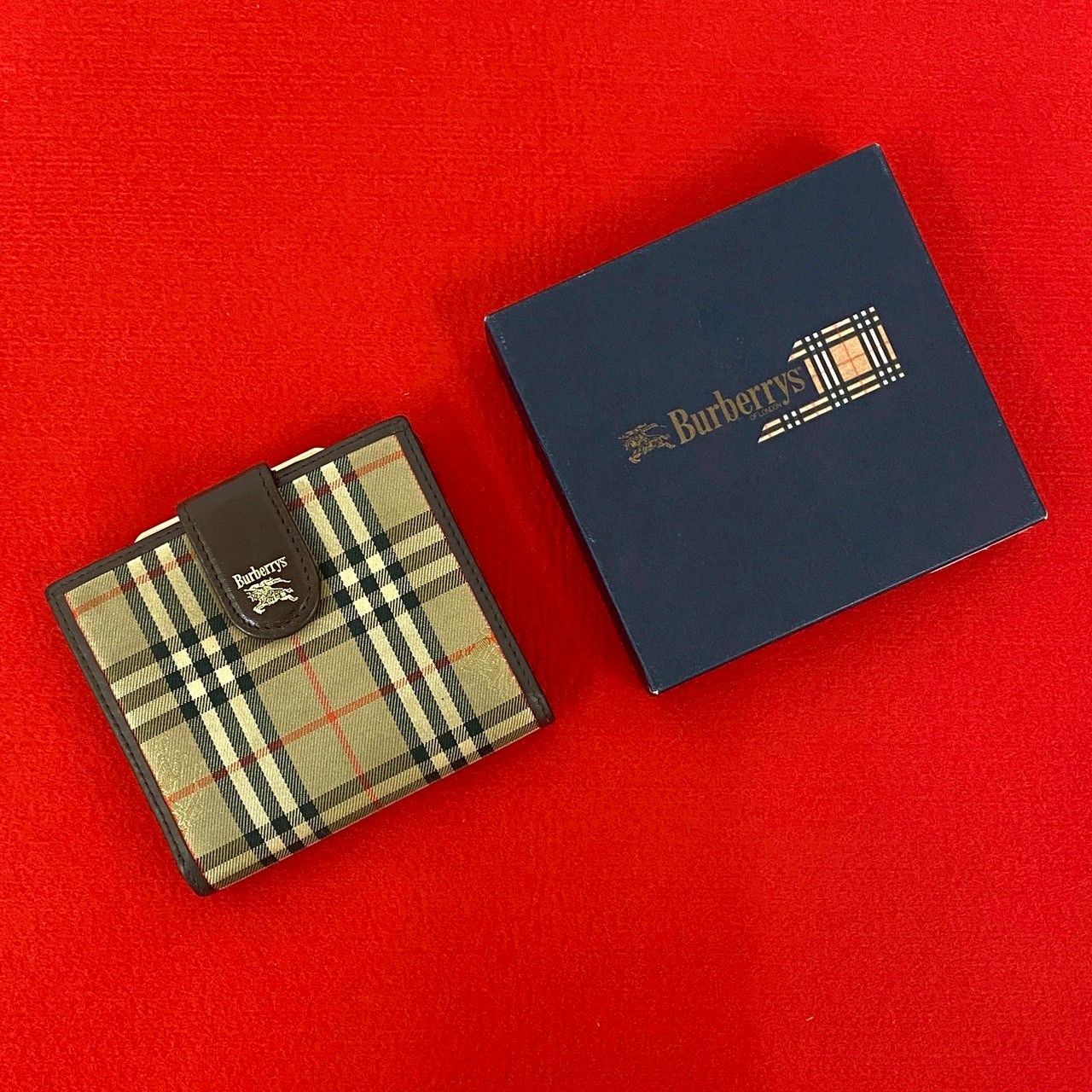 極美品 BURBERRY LONDON 二つ折り財布 ノバチェック レッド バーバリー