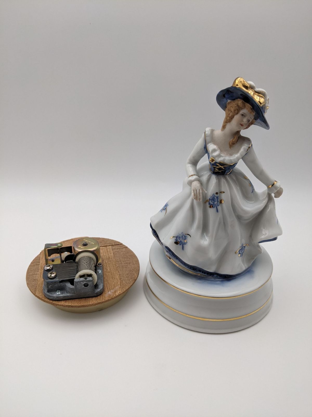 DKN333】ヴィンテージ 陶器人形 オルゴール 回転式 レトロ 貴婦人