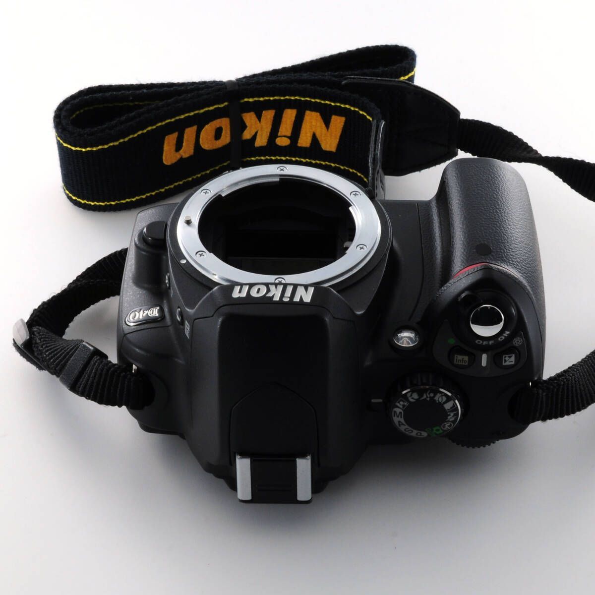 Nikon D40 デジタル一眼レフ + AF-S NIKKOR 18-70 ニコン】Nikon D40 デジタル一眼レフ + AF-S DX 18-55mm F3.5-5.6G II