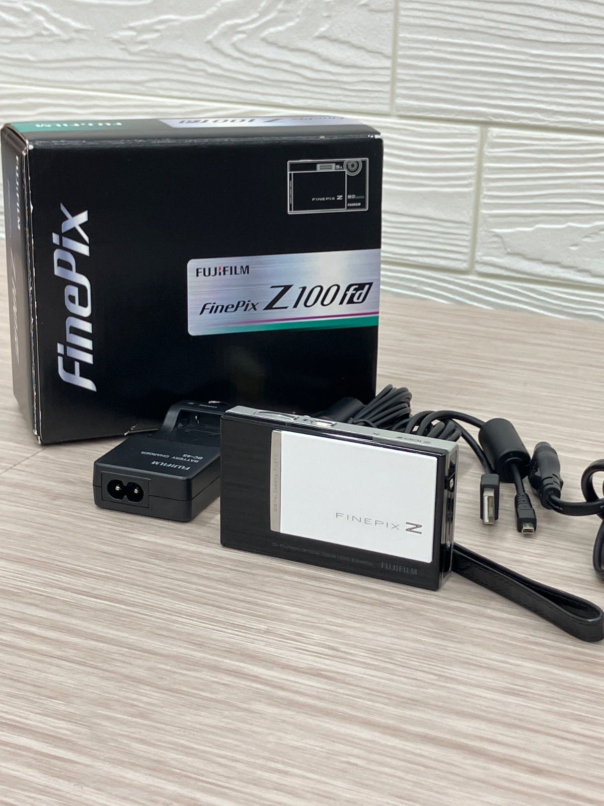 ジャンク品 Fujifilm FinePix Z100fd 充電器付 富士フィルム デジカメ