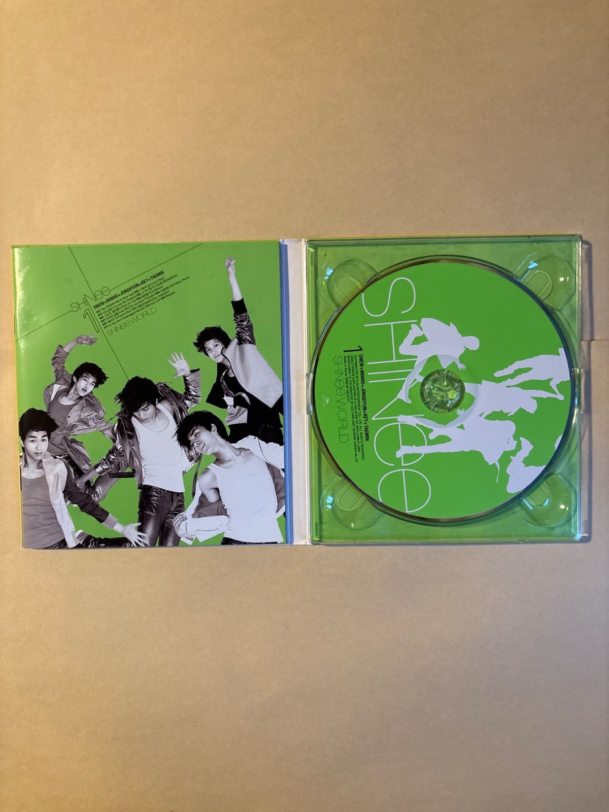 SHINee 1集 - The SHINee World (Aバージョン)(韓国盤) SHINee - メルカリ