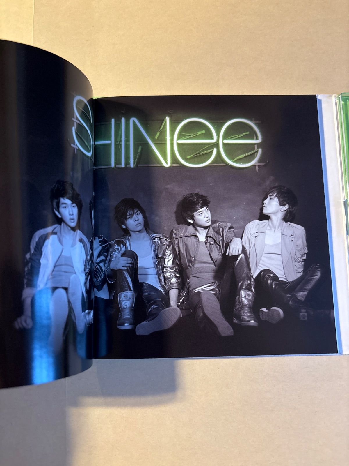 SHINee 1集 - The SHINee World (Aバージョン)(韓国盤) SHINee - メルカリ