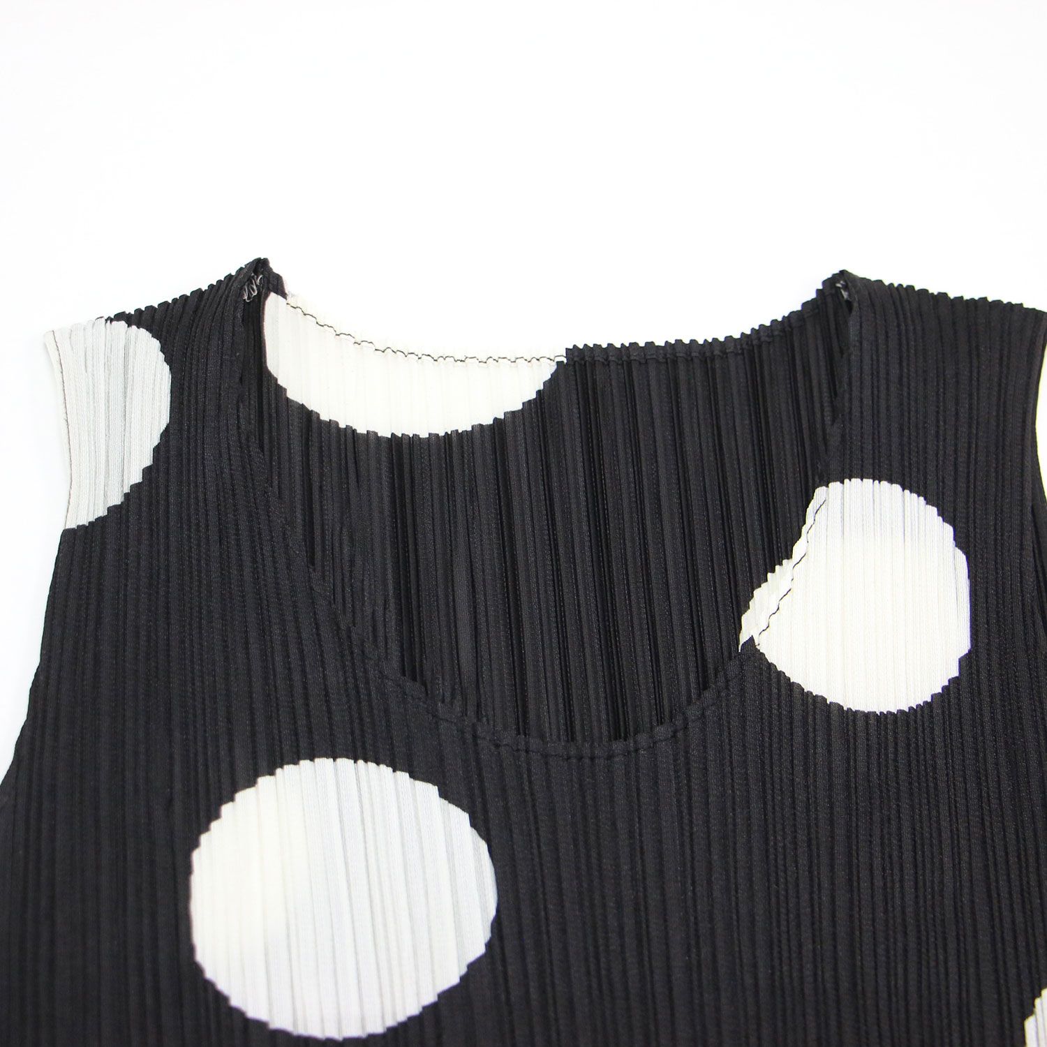 美品　PLEATS PLEASE ノースリーブ　ドット　チュニック 美品 PLEATS PLEASE ノースリーブ ドット チュニック Pleats Please