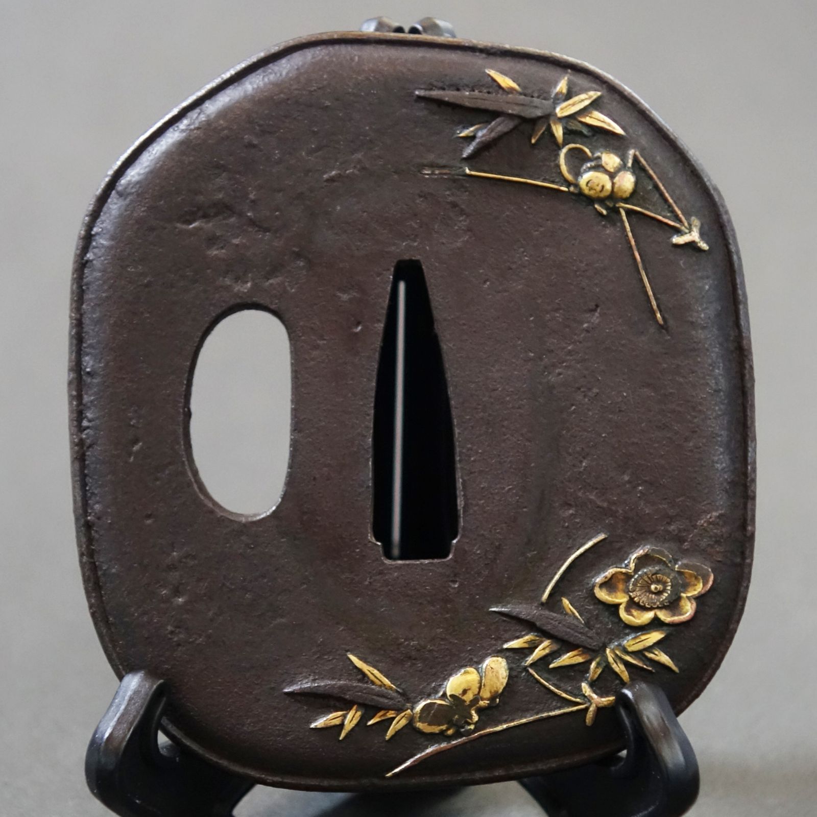 鍔 【 鉄地 松葉梅笹文象嵌鍔 】 日本刀 刀装具 鐔 骨董 古美術