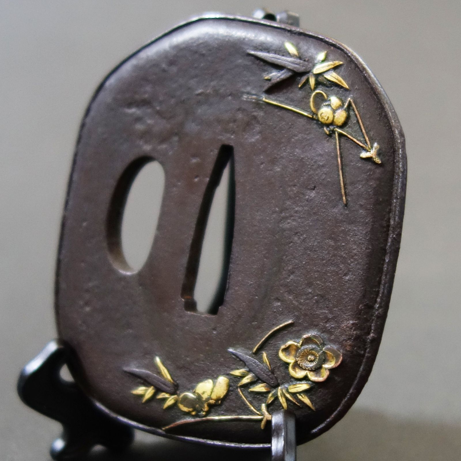 鍔 【 鉄地 松葉梅笹文象嵌鍔 】 日本刀 刀装具 鐔 骨董 古美術