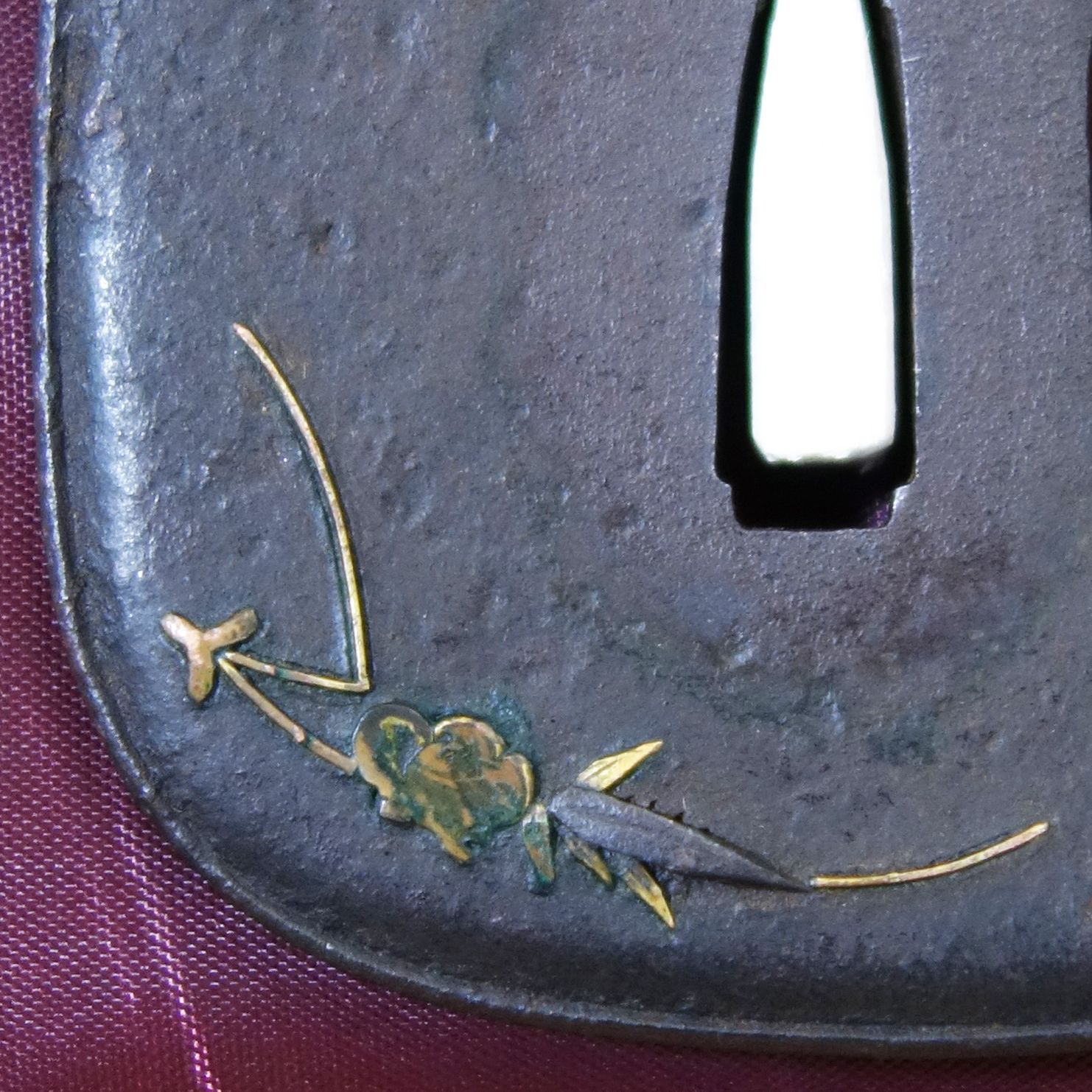 骨董逸品【松葉梅笹文象嵌鍔 鉄地】 日本刀 刀装具 鍔 鐔 武具 江戸