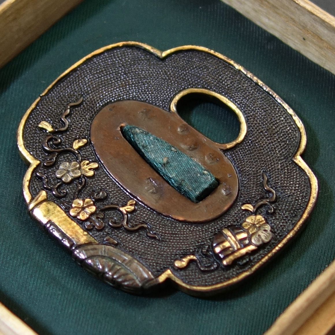 鍔 【 美濃鍔 鋤出彫 赤銅魚々子地 蟷螂と花車図鍔 】 日本刀 刀装具