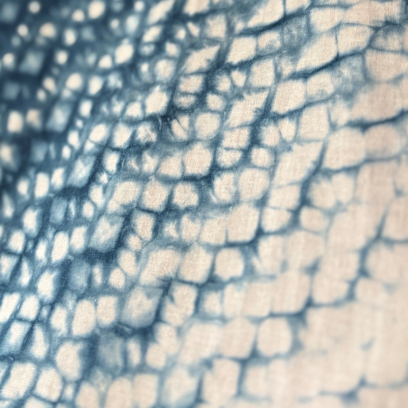 s181 【sato】 藍染 手染め 手ぬぐい 降り注ぐ光のよう✨️ さざ波絞り