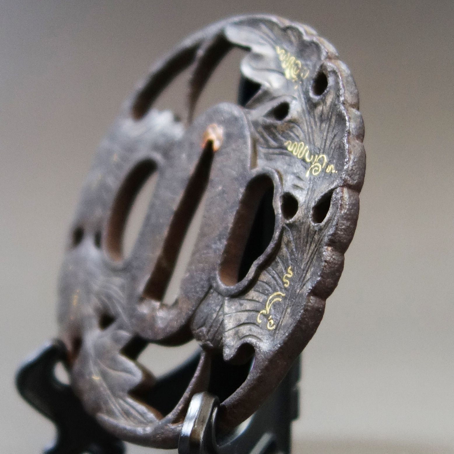 鍔 【 越前住 記内作 鉄地 菊花葉透鍔 】 日本刀 刀装具 鐔 骨董 古