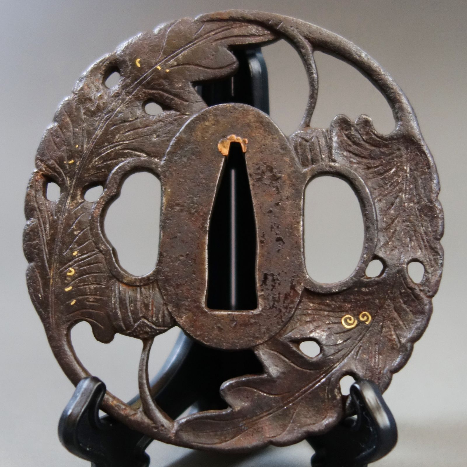 日本刀装具　刀鍔　越前住記内作 鍔 【 越前住 記内作 鉄地 菊花葉透鍔 】 日本刀 刀装具 鐔 骨董 古